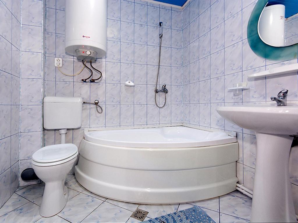 Отель Pensiunea Bobu Извору-Мунтелуй Экстерьер фото